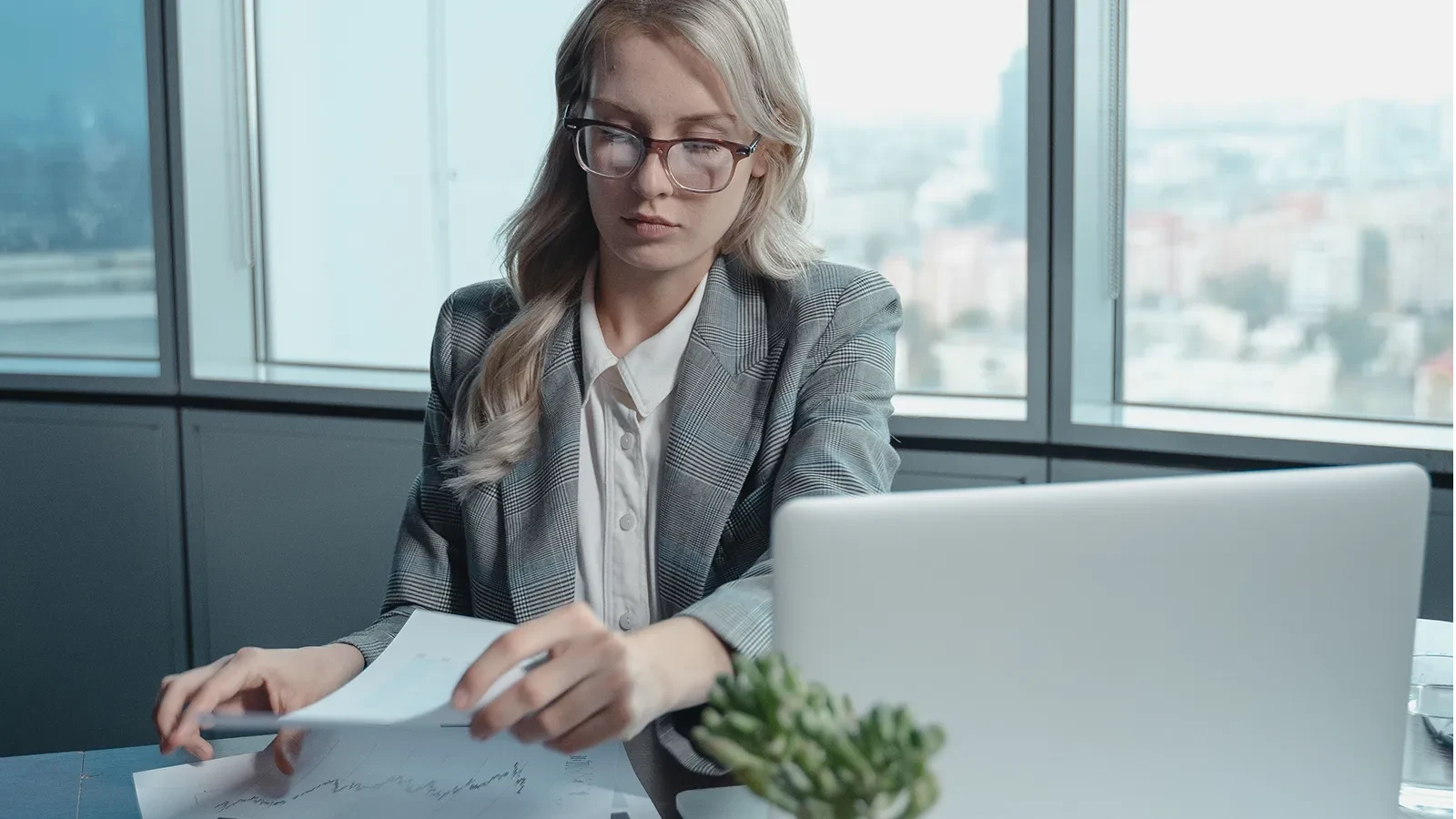 Assistante administrative consultant des documents devant son ordinateur