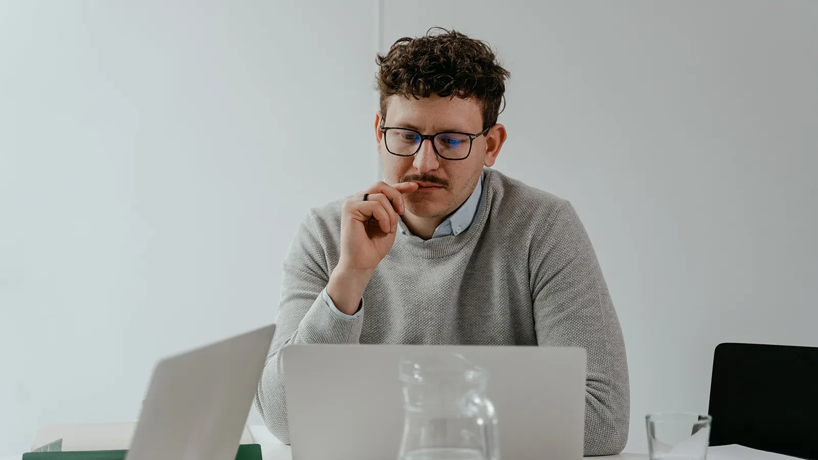 Indépendant comparant des plateformes de facturation électronique sur deux ordinateurs