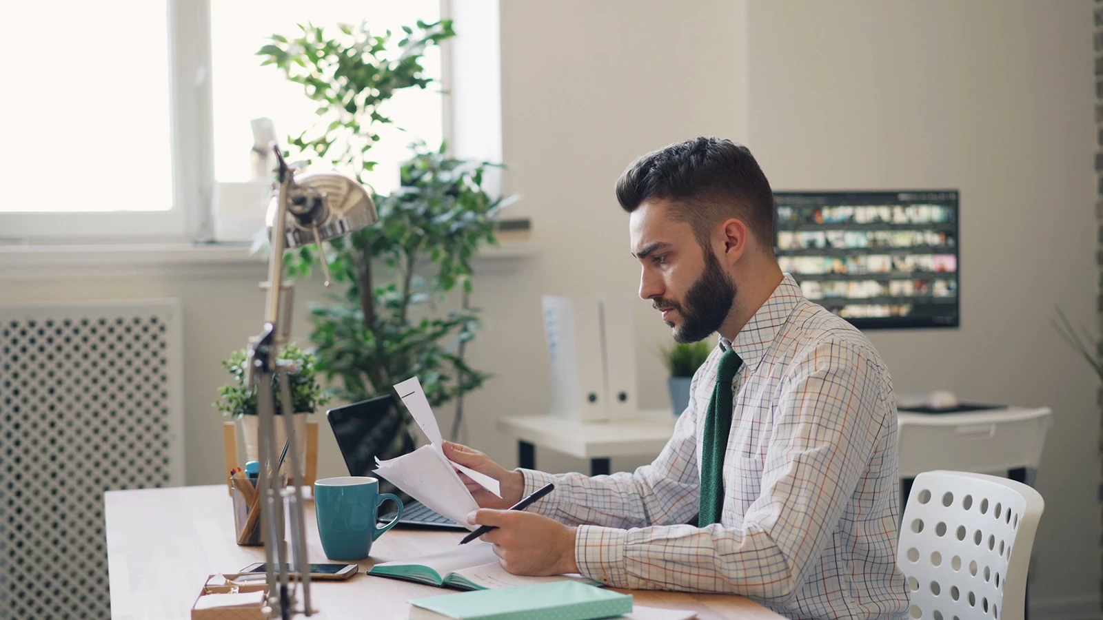Professionnel travaillant sereinement sur son ordinateur portable à son bureau