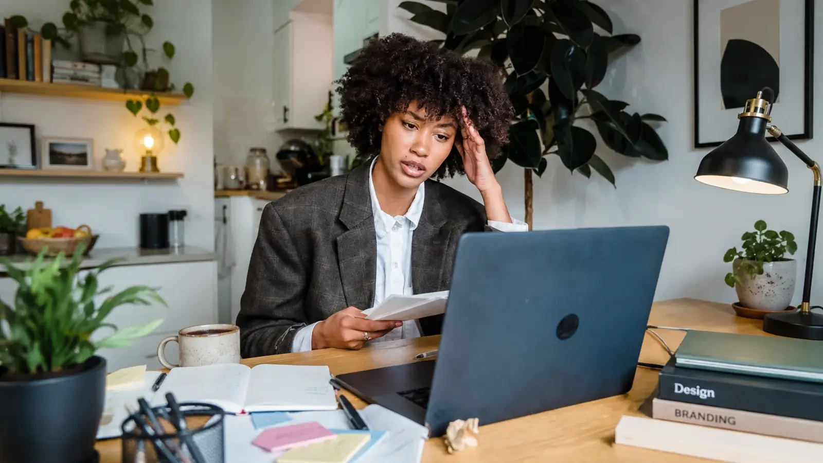 Professionnel consultant une facture électronique sur son ordinateur portable