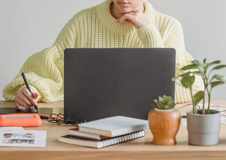 Personne concevant un support graphique sur un ordinateur portable