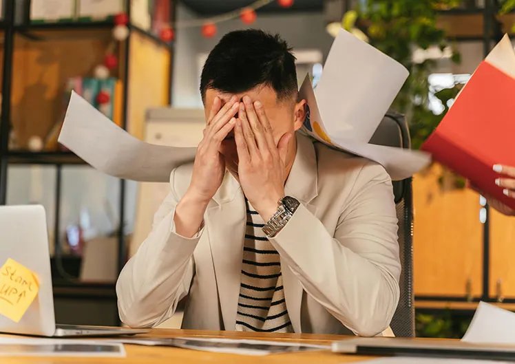 Professionnel débordé et stressé par la gestion commerciale, les commandes les devis, les factures de son entreprise à Strasbourg
